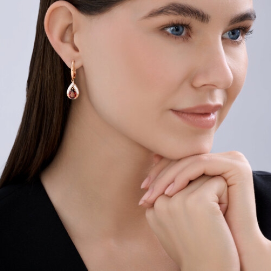 Серьги из серебра с позолотой, гранатами и фианитами