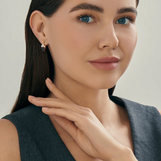 Серьги из серебра с позолотой, гранатами и фианитами