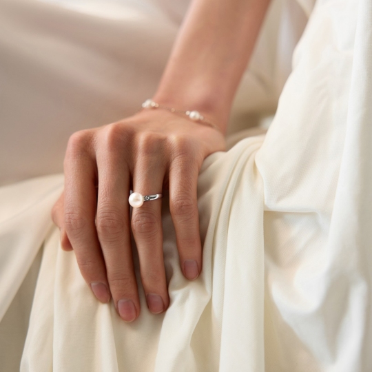 Кольцо из серебра с жемчугом и фианитами