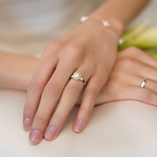 Кольцо из серебра с жемчугом и фианитами