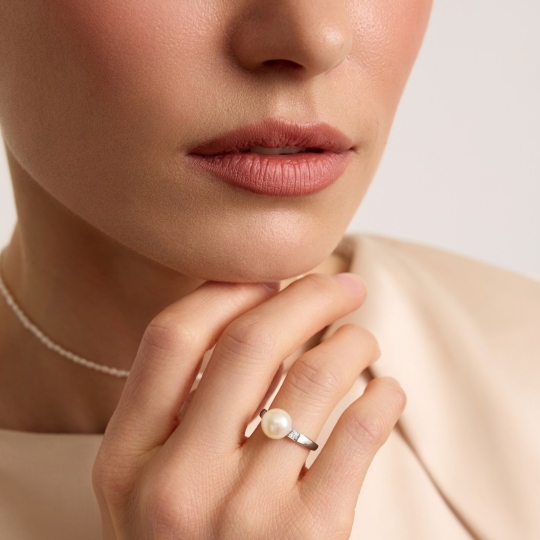 Кольцо из серебра с жемчугом и фианитами