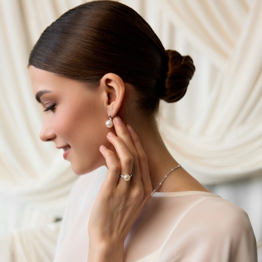 Кольцо из серебра с жемчугом и фианитами