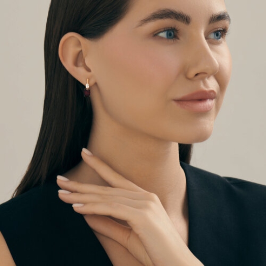 Серьги из серебра с позолотой, гранатами и фианитами