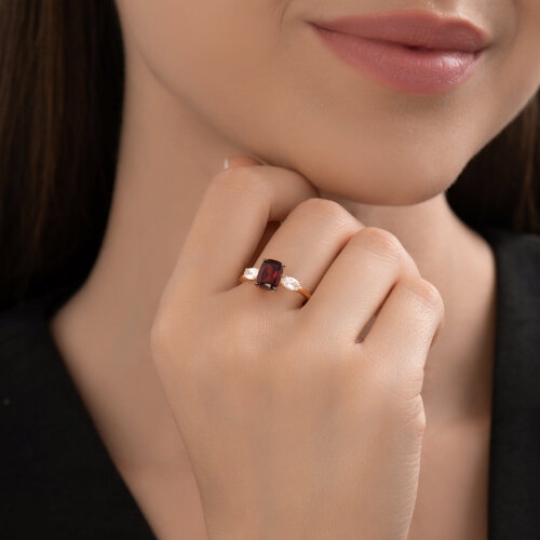 Кольцо из серебра с позолотой, гранатом и фианитами