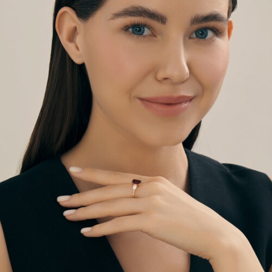 Кольцо из серебра с позолотой, гранатом и фианитами