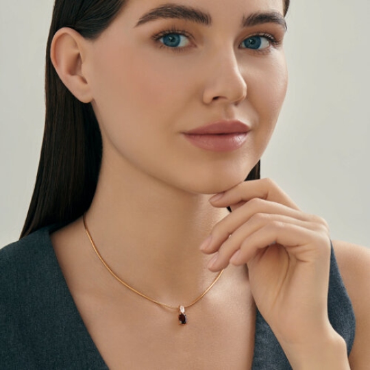 Подвеска из серебра с позолотой, гранатом и фианитом