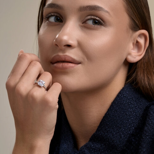 Кольцо из серебра с фианитом