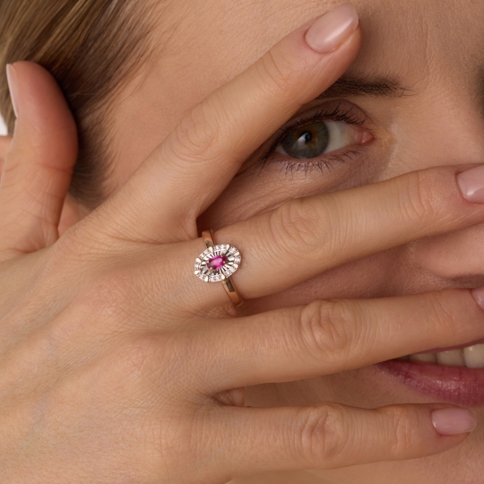 Кольцо из золота с бриллиантами и рубином