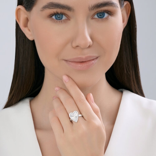 Кольцо из серебра с фианитами