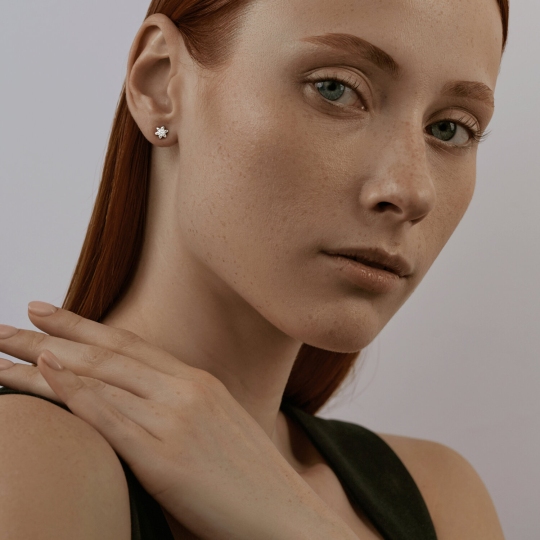 Одиночная серьга из серебра с фианитом