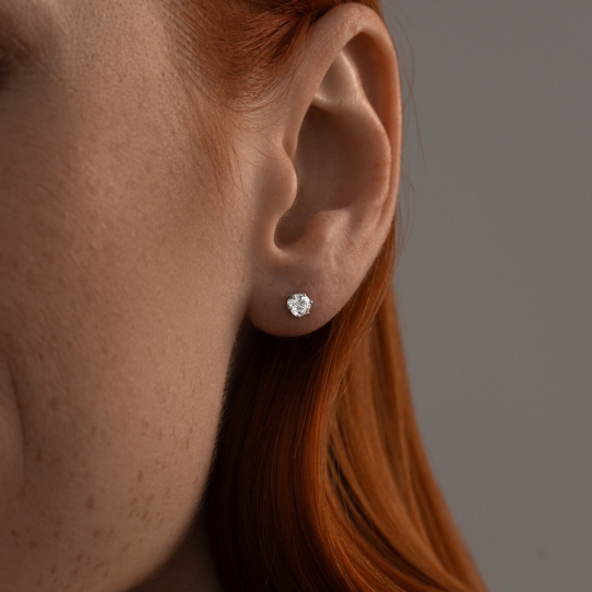 Одиночная серьга из серебра с фианитом