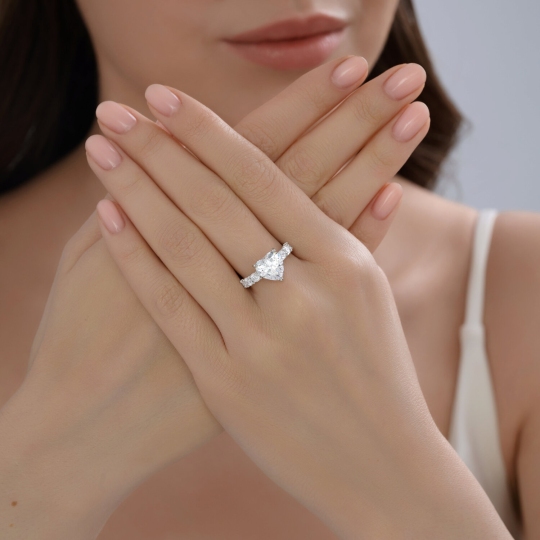 Кольцо из серебра с фианитами