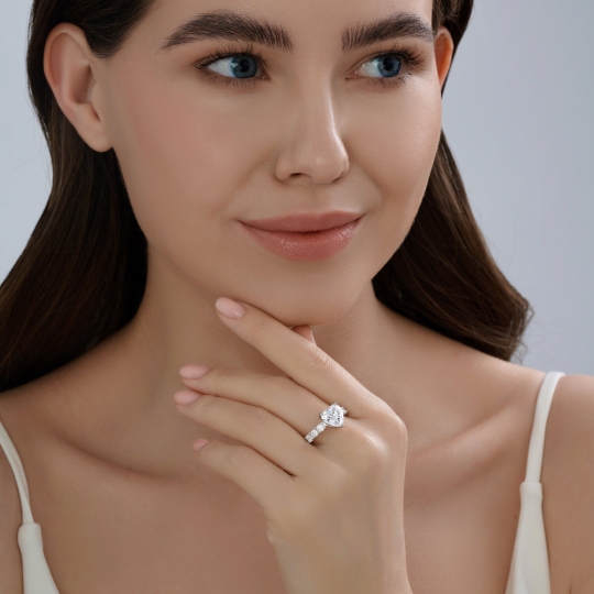 Кольцо из серебра с фианитами