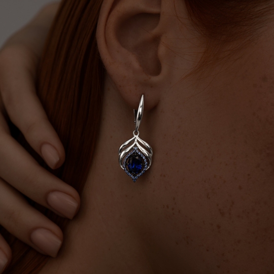 Серьги из серебра с сапфировыми корундами и фианитами