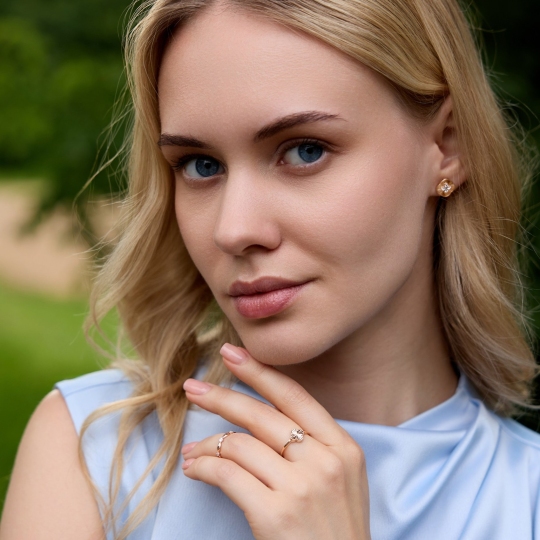 Серьги из золота с фианитами и алмазной гранью
