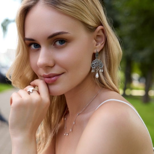 Серьги из серебра с чернением и жемчугом