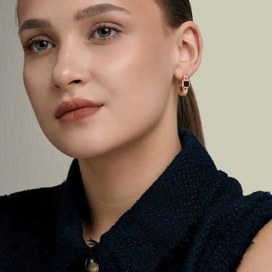 Серьги из серебра с позолотой, гранатами и фианитами