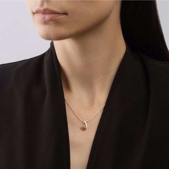 Подвеска из золота с изумрудом