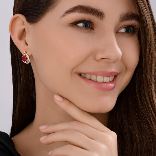 Серьги из золота с красными корундами и фианитами