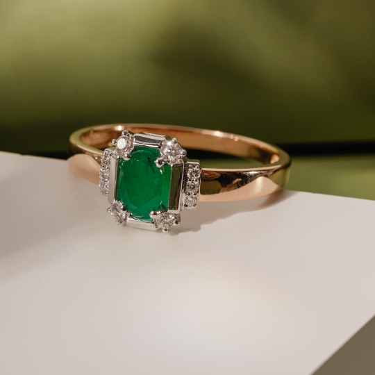 Кольцо из золота с бриллиантами и изумрудом