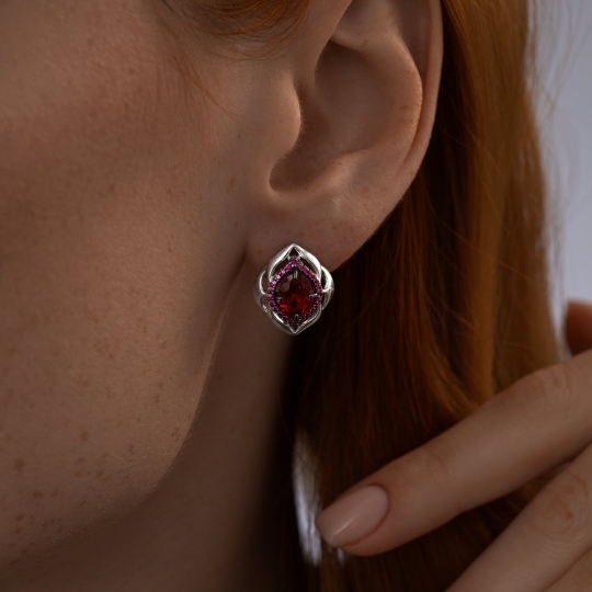 Серьги из серебра с рубиновыми корундами и фианитами