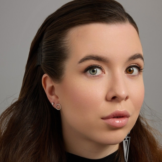 Одиночная серьга из серебра с фианитом