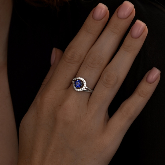 Кольцо из серебра с сапфировым корундом и фианитами