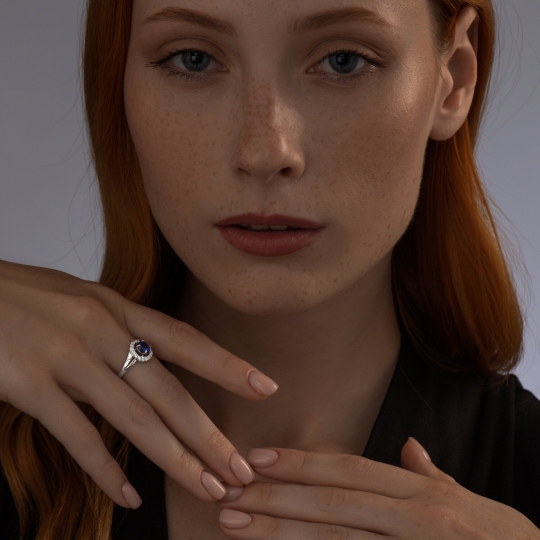 Кольцо из серебра с сапфировым корундом и фианитами