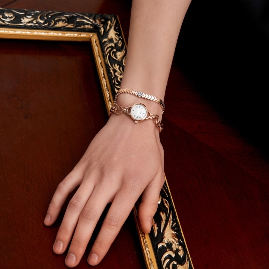 Женские часы из серебра с позолотой и фианитами