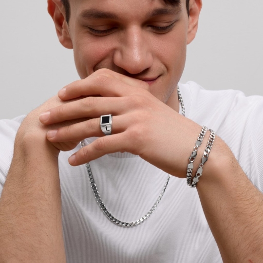 Кольцо-печатка из серебра с ониксом