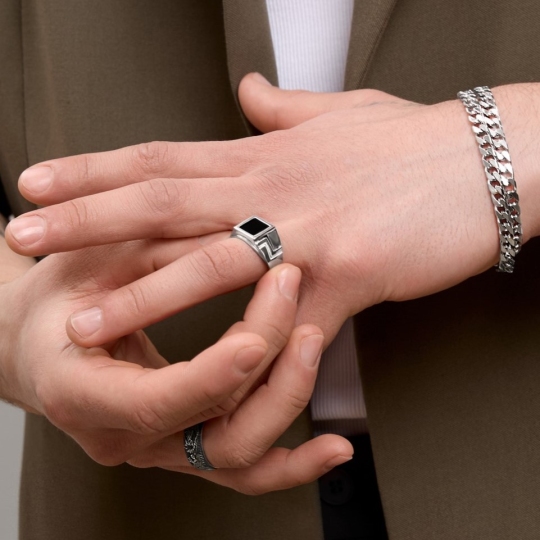 Кольцо-печатка из серебра с ониксом