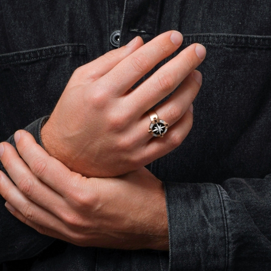 Кольцо из золота с ониксом и фианитами