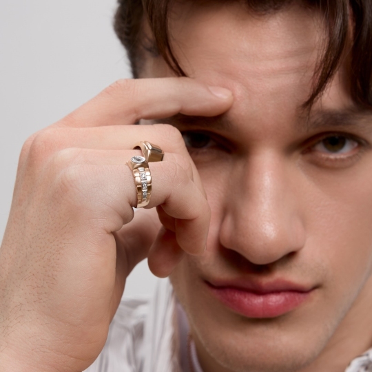 Кольцо-печатка из золота с фианитами