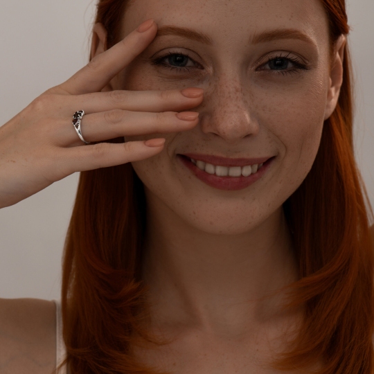 Кольцо из серебра с гранатами и раухтопазом