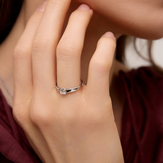 Кольцо из белого золота с бриллиантом