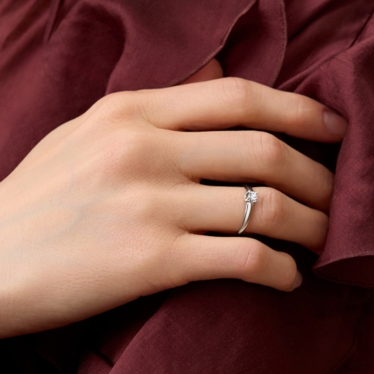 Кольцо из белого золота с бриллиантом