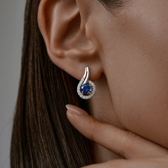 Серьги из серебра с сапфировыми корундами и фианитами