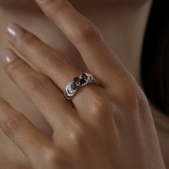 Кольцо из серебра с гранатами и фианитами